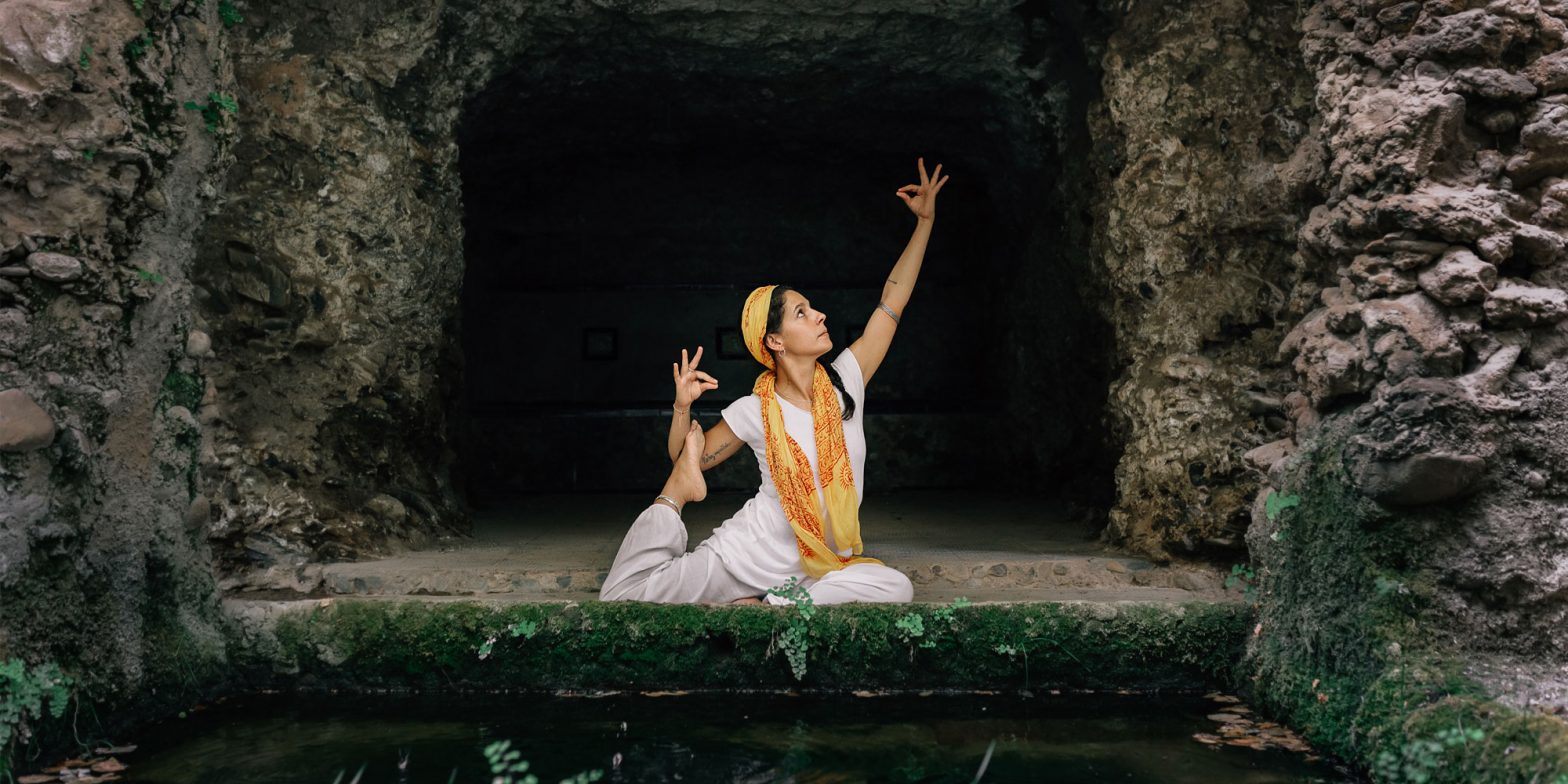 Encuentra tu equilibrio en Baubo Yoga, en el corazón de Granada. Conecta con tu cuerpo y mente, rodeado de la belleza de la ciudad y de los beneficios del yoga. Descubre la paz interior y la armonía en este lugar único, abierto a todos los niveles de práctica de yoga